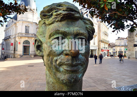 France, Charente, Angouleme, murs peints à pied, rue Hergé, buste de Hergé Banque D'Images