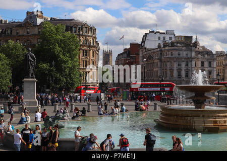 Vue sur Trafalgar Square, City of Westminster (Londres) à Whitehall vers le bas vers la tour Victoria du Parlement ; double decker bus, les touristes Banque D'Images