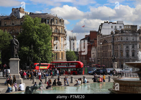 Vue sur Trafalgar Square, City of Westminster (Londres) à Whitehall vers le bas vers la tour Victoria du Parlement ; double decker bus, les touristes Banque D'Images