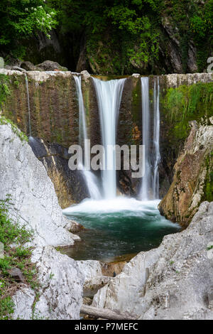 Vue d'une cascade dans les gorges de la vallée de Muggio Breggia, Mendrisio, District, Canton du Tessin, Suisse. Banque D'Images