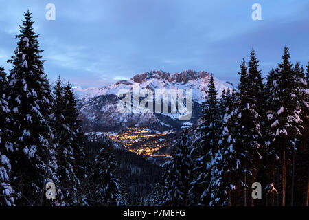 Vue de la Presolana lors d'un lever du soleil d'hiver de Monte Pora, Val Seriana, district de Bergame, Lombardie, Italie, Banque D'Images