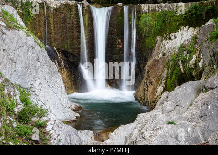 Vue d'une cascade dans les gorges de la vallée de Muggio Breggia, Mendrisio, District, Canton du Tessin, Suisse. Banque D'Images