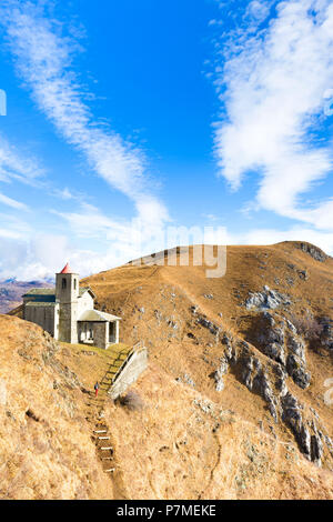 Une personne marche sur le chemin de l'église San Bernardo, Monte Bregagno, Dongo, Lac de Côme, Lombardie, Italie, Europe, Banque D'Images