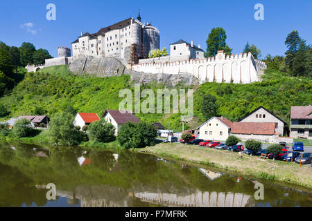 Gotický hrad Cesky palais Sternberg (1241), Stredocesky kraj, Posazavi, Ceska Republika / château gothique Cesky palais Sternberg, rivière Sazava, région de Bohême centrale Banque D'Images