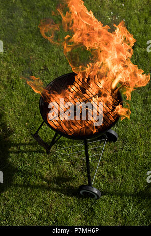 Grill sur le jardin, barbecue et feu arrière-plan Banque D'Images