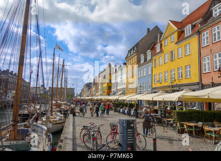 Les gens déambuler dans les rues pavées du quartier de Nyhavn à Copenhague, Danemark Banque D'Images