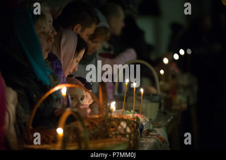 Le Bélarus, la ville de Gomel, 15 avril 2017. Prudkovskaya.L'église de Pâques orthodoxe. Les gens allument des oeufs pour Pâques. L'éclairage de Pâques Enfants Banque D'Images