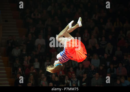 Biélorussie, Minsk, Avril 1, 2018. Cirque d'état de Gomel. Performance de l'équipe du cirque Nikouline de Moscou.un magnifique saut périlleux d'un circus acrobat jum Banque D'Images