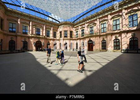 Allemagne, Berlin, Berlin, Unter den Linden, le Musée historique allemand (Deutsches Historisches Museum, DHM), créé à Berlin Ouest en 1987 dans un ancien Arsenal Prussien du début du 18e siècle, une cour couverte Banque D'Images