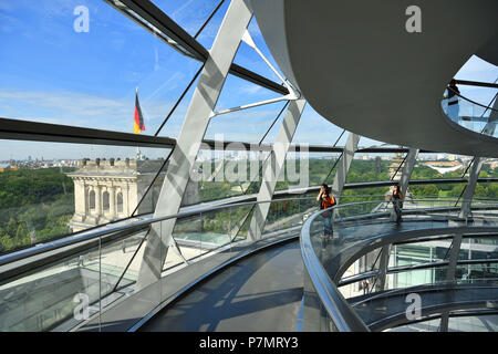 Allemagne, Berlin, quartier Tiergarten, Reichstag, Bundestag allemand (dôme de verre Parlement depuis 1999) par l'architecte Sir Norman Foster Banque D'Images