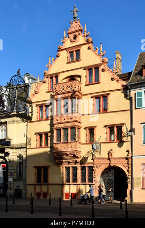 La France, Haut Rhin, Alsace Route des Vins, Colmar, la Maison des Têtes, de style renaissance (1609), anciennement un vendeur de vin, d''un balcon donnant sur la monumentale oriel Banque D'Images