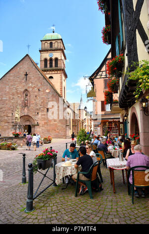 La France, Haut Rhin, Alsace Route des Vins, Kaysersberg, place de l'Eglise, Winstub du Chateau (Château) winstub et église Sainte Croix Banque D'Images