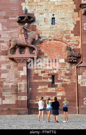 La suisse, Bâle, Münsterplatz, la cathédrale (Münster), St George la lutte contre le dragon Banque D'Images