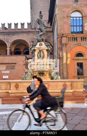 Italie, Emilie Romagne, Bologne, centre historique, la Piazza del Nettuno, Fontaine de Neptune (Fontana del Nettuno) de la 16e siècle Banque D'Images