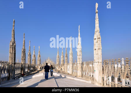 L'Italie, Lombardie, Milan, Piazza del Duomo, la cathédrale de la Nativité de la Sainte Vierge (Duomo), construit entre le 14ème siècle et le 19ème siècle est la troisième plus grande église du monde, de flèches et des statues de la cathédrale vue depuis la terrasse sur le toit de la cathédrale Banque D'Images