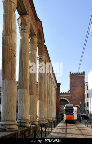 L'Italie, Lombardie, Milan, quartier Ticinese, Corso di Porta Ticinese, colonnes de Saint Laurent (San Lorenzo) de la colonne, ruines Romaines datant du deuxième siècle Banque D'Images