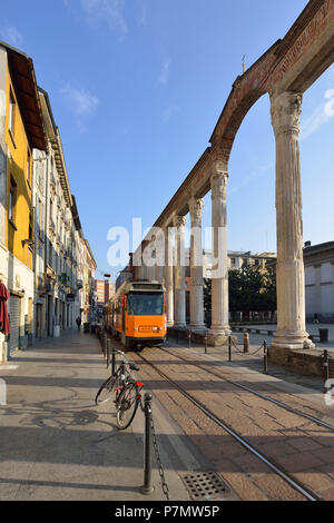 L'Italie, Lombardie, Milan, quartier Ticinese, Corso di Porta Ticinese, colonnes de Saint Laurent (San Lorenzo) de la colonne, ruines Romaines datant du deuxième siècle Banque D'Images