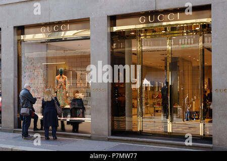 L'Italie, Lombardie, Milan, Quadrilateral, Gucci store dans la Via Monte Napoleone Banque D'Images