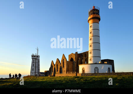 La France, Finistère, Pougonvelin, arrêt sur El Camino de Santiago, Pointe Saint Mathieu, Saint Mathieu phare, St Mathieu de Fine Terre abbaye et le sémaphore Banque D'Images