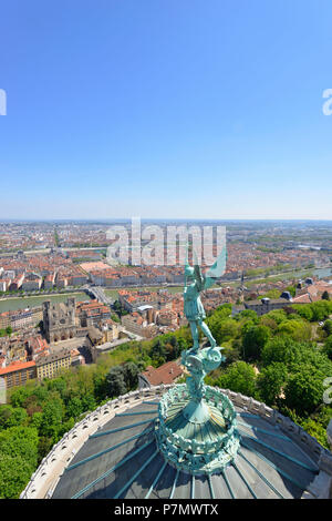 France, Rhône, Lyon, site historique classé au Patrimoine Mondial de l'UNESCO, Vieux Lyon (vieille ville), la statue de l'archange Saint Michel terrassant le dragon sculpté par Millefaut sur l'abside de la Basilique Notre-Dame de Fourvière à l'avant-plan, la cathédrale Saint-Jean (Saint John) la cathédrale et le quartier de La Presqu'Ile à l'arrière-plan Banque D'Images