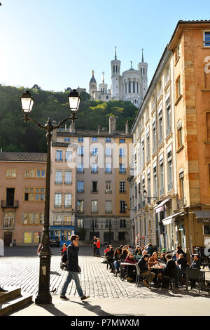 France, Rhône, Lyon, site historique classé au Patrimoine Mondial par l'UNESCO, place Saint Jean dominé par la Basilique Notre-Dame de Fourvière Banque D'Images