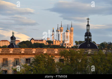 France, Rhône, Lyon, site historique classé au Patrimoine Mondial de l'UNESCO, l'hôpital Hôtel-Dieu et Basilique Notre-Dame de Fourvière Banque D'Images