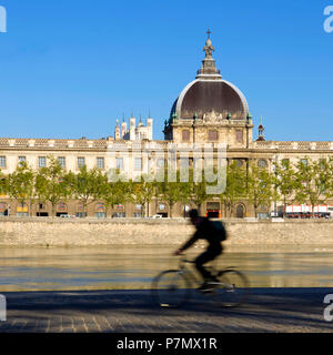 France, Rhône, Lyon, site historique classé au Patrimoine Mondial par l'UNESCO, les banques du Rhône, quai Victor Augagneur en vue de l'hôpital Hôtel-Dieu et Basilique Notre-Dame de Fourvière Banque D'Images