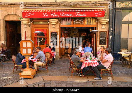 France, Rhône, Lyon, site historique classé au Patrimoine Mondial de l'UNESCO, Vieux Lyon (vieille ville), Quartier St Jean, de la Place Neuve Saint Jean, Bouchon, restaurant traditionnel Le Un, Deux, Trois Banque D'Images