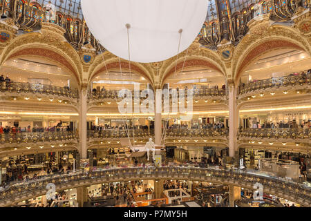 Paris, France, Europe. Galeries Lafayette à l'intérieur Banque D'Images