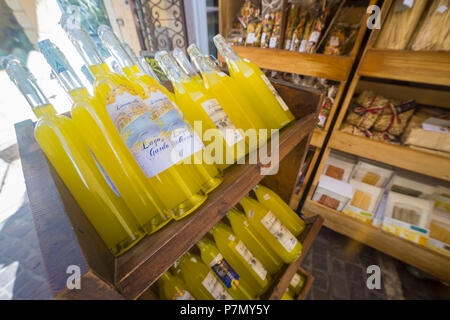 Liqueur de citron italienne typique appelé Limoncello dans une petite boutique à Torri del Benaco sur la rive orientale du lac de Garde, Vérone, Vénétie, Italie province. Banque D'Images