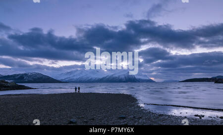 Une promenade le long de la côte à Alesund, Crépuscule à temps Storfjorden, Vestlandet, More og Romsdal County, Norvège, Europe, Banque D'Images