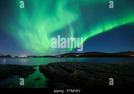 Un puissant Northern Lights sur Alesund, ville Vestlandet, More og Romsdal County, Norvège, Europe, Banque D'Images