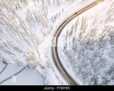 Vue aérienne de route et Snowy Woods autour du Lac de Sils, Plaun da Lej, Maloja Région, Canton des Grisons, Engadine, Suisse Banque D'Images