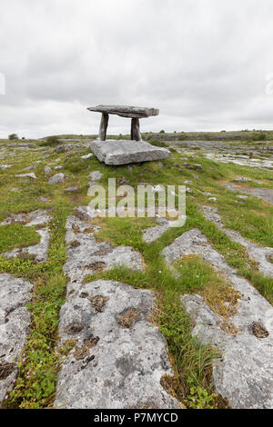 Dolmen de Poulnabrone, le Burren, comté de Clare, Irlande Banque D'Images