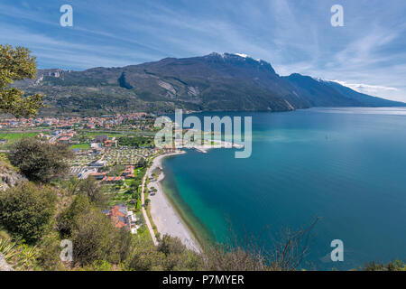 Torbole sul Garda, Lac de Garde, province de Trento, Trentino Alto Adige, Italie, Europe, vue depuis le mont Brione à Torbole sul Garda Banque D'Images