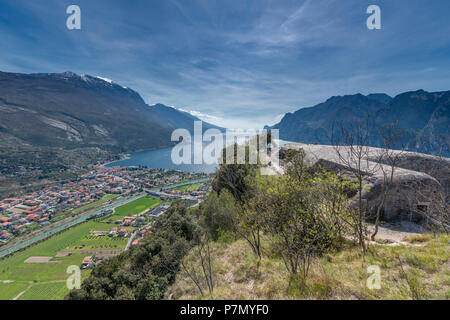 Torbole sul Garda, Lac de Garde, province de Trento, Trentino Alto Adige, Italie, Europe, vue depuis le mont Brione avec le Fort 'Milieu' Batterie à Torbole sul Garda Banque D'Images