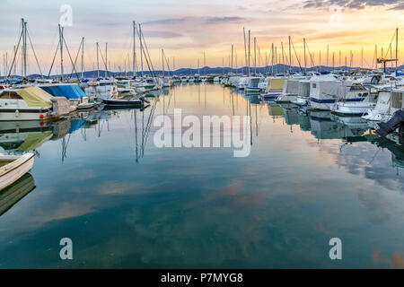 L'Europe, Croatie, Dalmatie du nord, côte dalmate, Zadar, Zara, bateaux du port de Tankerkomerc Banque D'Images