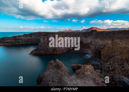 Falaises de Los Hervideros, le Parc National de Timanfaya, Lanzarote, Iles Canaries, Espagne, Europe Banque D'Images