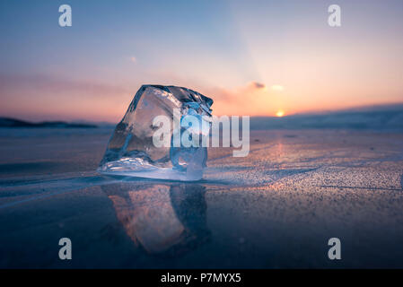 Un cube de glace sur la télévision frosen au coucher du soleil, le lac Baïkal, région d'Irkoutsk, en Sibérie, Russie Banque D'Images