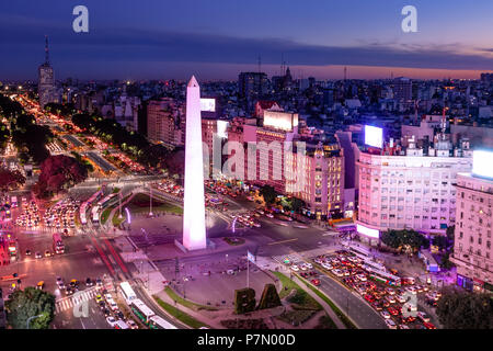 Vue aérienne de Buenos Aires et l'avenue 9 de julio, la nuit avec lumière pourpre - Buenos Aires, Argentine Banque D'Images