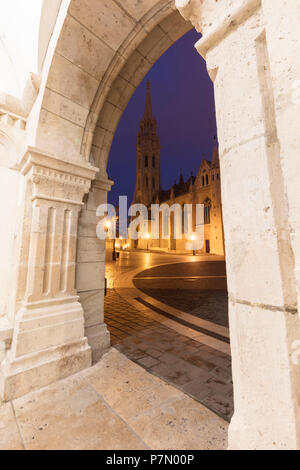 L'église Matthias vu de Halaszbastya, Budapest, Hongrie Banque D'Images