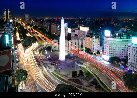 Vue aérienne de Buenos Aires et l'avenue 9 de julio, la nuit - Buenos Aires, Argentine Banque D'Images