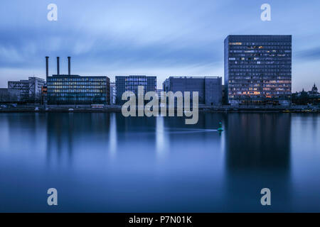 Les bâtiments modernes au crépuscule, Bâle, Suisse, Canton de Bâle-Ville Banque D'Images