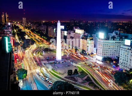 Vue aérienne coloré de Buenos Aires et l'avenue 9 de julio, la nuit - Buenos Aires, Argentine Banque D'Images