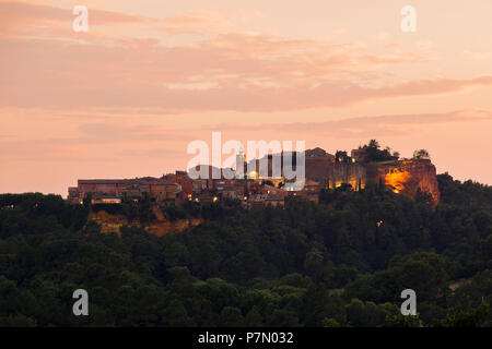 Dans le village des ocres, Roussillon, Apt, Provence, France Banque D'Images