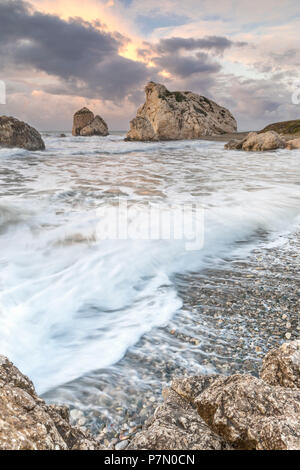 Chypre, Paphos, Petra tou Romiou également connu sous le rocher d'Aphrodite au lever du soleil Banque D'Images