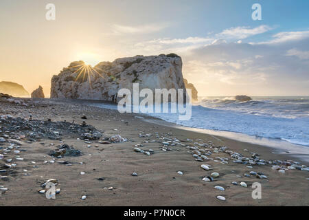 Chypre, Paphos, Petra tou Romiou également connu sous le rocher d'Aphrodite au lever du soleil Banque D'Images