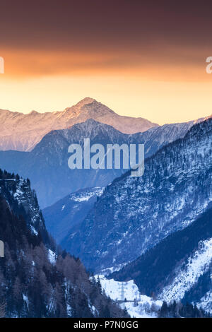 Lever du soleil sur le Mont Legnone et Berlinghera mont, vue depuis la vallée de cf alpina, Madesimo, province de Sondrio, Lombardie, Italie, Europe Banque D'Images