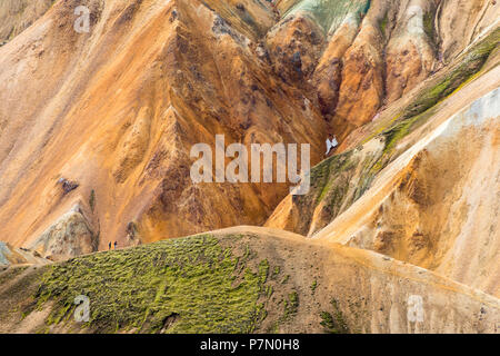 Les randonneurs sont à pied dans la réserve naturelle de Fjallabak, Landmannalaugar, Highlands, Région du Sud, Islande, Europe, Banque D'Images