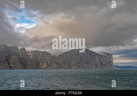 Compensation ciel sur une montagne côtière dans Sam Ford Fjord sur l'île de Baffin au Nunavut, Canada Banque D'Images